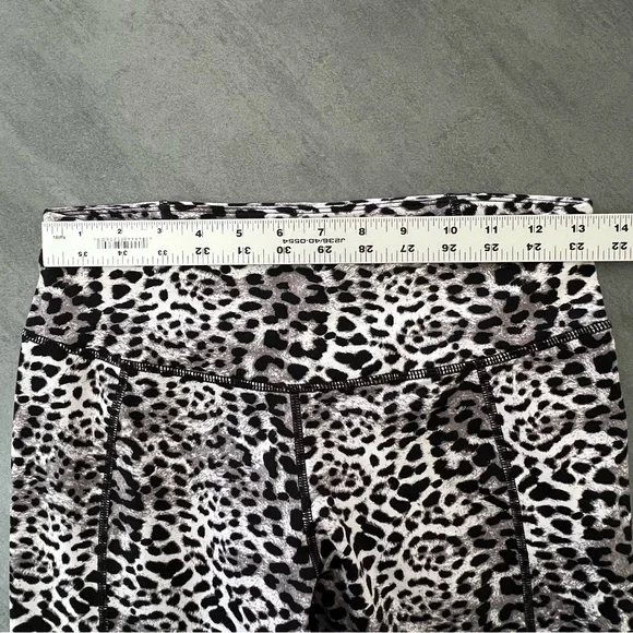 Betsey Johnson Performance Snow Leopard Cropped Leggings Tights Women’s Medium - Picture 7 of 9